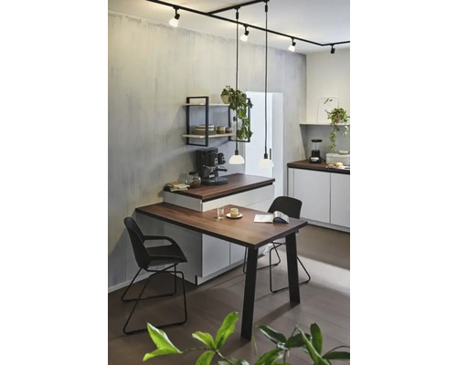 Helle Küche mit Esstisch, Stühlen, Küchengeräten und Beleuchtungssystem