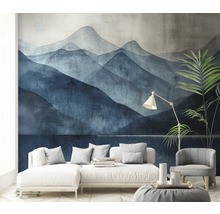 Wohnzimmer mit Bergpanorama-Tapete, Sofa, Sessel und Stehlampe