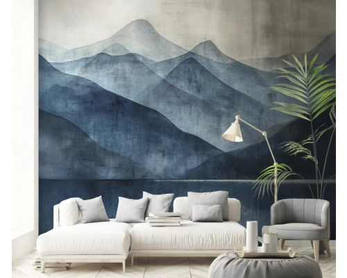 Wohnzimmer mit Bergpanorama-Tapete, Sofa, Sessel und Stehlampe