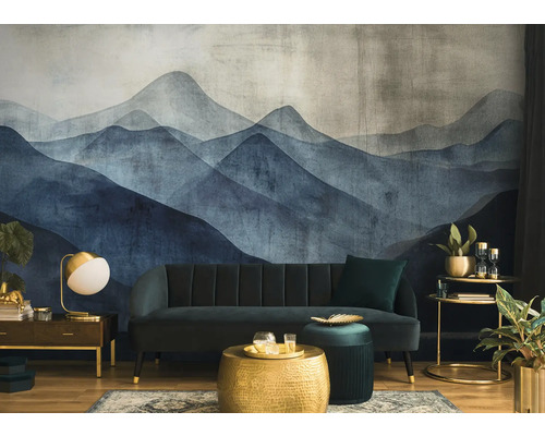 Wohnzimmer mit gemusterter Tapete, Sofa, Couchtisch und dekorativen Elementen für eine stilvolle Raumgestaltung.