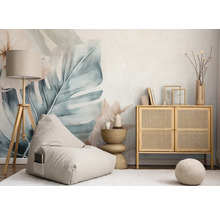 Helles Wohnzimmer mit Sitzsack, Stehlampe, Kommode und tropischer Fototapete