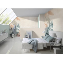 Heller Raum mit Schlafzimmer und floralem Wanddesign