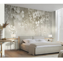 Helles Schlafzimmer mit einem Doppelbett und einer Fototapete mit floralem Muster