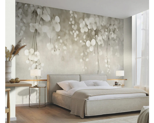 Helles Schlafzimmer mit einem Doppelbett und einer Fototapete mit floralem Muster