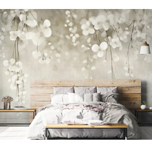 Schlafzimmer mit Fototapete mit Blattmotiv über einem Holzbett