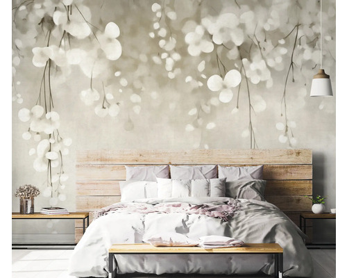 Schlafzimmer mit Fototapete mit Blattmotiv über einem Holzbett