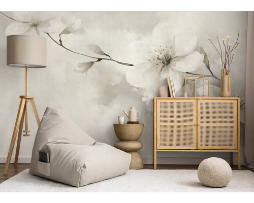 Wohnzimmer mit blumiger Fototapete, Stehlampe, Sitzsack und Kommode