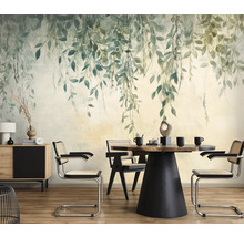 Esszimmer mit Blätter Tapete, Esstisch und Stühlen.