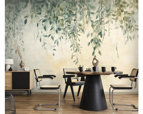 Esszimmer mit Blätter Tapete, Esstisch und Stühlen.