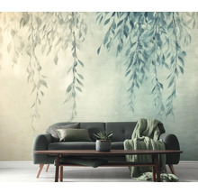 Wohnzimmer mit Sofa und Wandtapete mit Blättermotiv