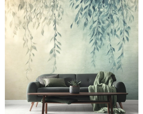 Wohnzimmer mit Sofa und Wandtapete mit Blättermotiv