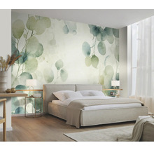 Schlafzimmer mit Wandtapete mit Eukalyptusmuster, Bett und Nachttischen