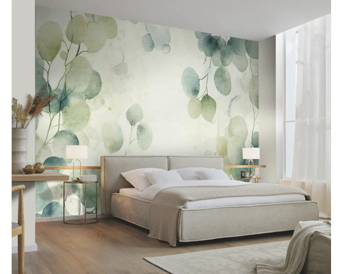 Schlafzimmer mit Wandtapete mit Eukalyptusmuster, Bett und Nachttischen
