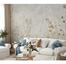 Wohnzimmer mit gemusterter Tapete, Sofa und Dekoration