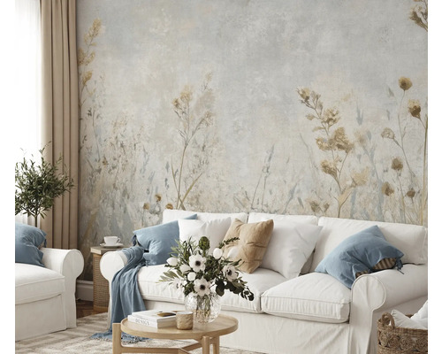 Wohnzimmer mit gemusterter Tapete, Sofa und Dekoration