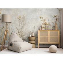 Heller Raum mit Wandtapete, Sitzsack, Stehlampe und Holzkommode