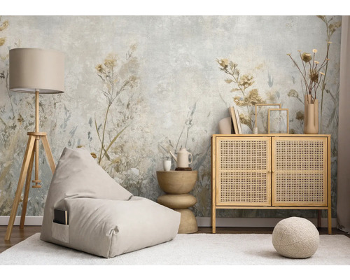 Heller Raum mit Wandtapete, Sitzsack, Stehlampe und Holzkommode