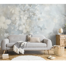 Wohnzimmer mit blumiger Wandtapete, Sofa und Holzmöbeln