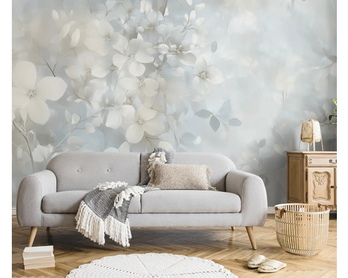 Wohnzimmer mit blumiger Wandtapete, Sofa und Holzmöbeln