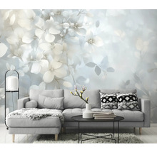 Wohnzimmer mit floraler Fototapete, Sofa und Beistelltisch