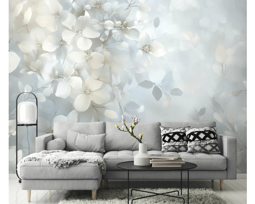 Wohnzimmer mit floraler Fototapete, Sofa und Beistelltisch