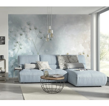 Helles Wohnzimmer mit blauer Couch, Couchtisch und dekorativer Wandtapete