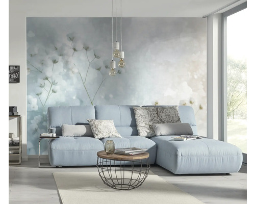 Helles Wohnzimmer mit blauer Couch, Couchtisch und dekorativer Wandtapete