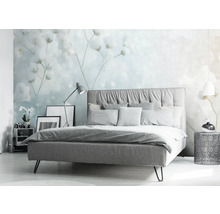 Schlafzimmer mit Bett, Nachttisch und floraler Tapete