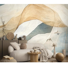 Wohnzimmer mit gemusterter Tapete, Sofa und Beistelltisch