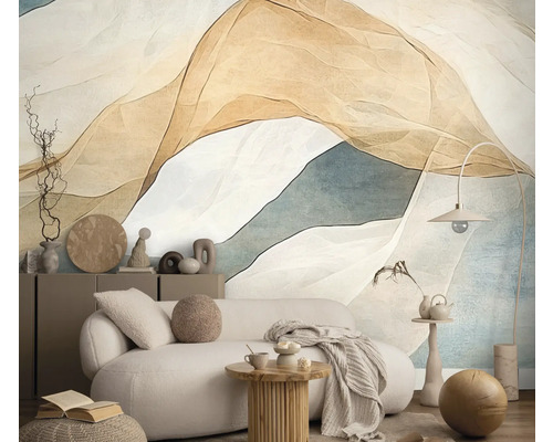 Wohnzimmer mit gemusterter Tapete, Sofa und Beistelltisch