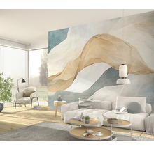 Wohnzimmer mit Sofa, Sessel, Couchtischen und abstrakter Wandtapete