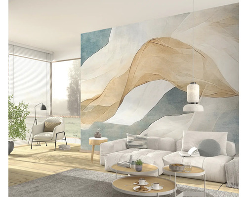 Wohnzimmer mit Sofa, Sessel, Couchtischen und abstrakter Wandtapete