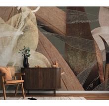 Raumgestaltung mit einem abstrakten, organischen Wandbild, ergänzt durch einen Holzschrank und einen Rattansessel