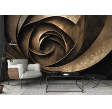 Wohnzimmer mit Sessel, Tisch und abstrakter Wandtapete