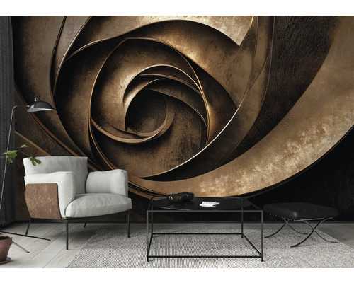 Wohnzimmer mit Sessel, Tisch und abstrakter Wandtapete