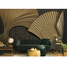 Einrichtungsbeispiel mit dekorativer Wandgestaltung, Sofa, Tisch und Leuchte für ein stilvolles Wohnambiente.