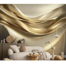 Wohnzimmer mit einem Sofa und einer Tapete mit goldenem, wellenförmigem Muster