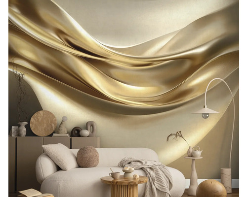 Wohnzimmer mit einem Sofa und einer Tapete mit goldenem, wellenförmigem Muster