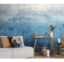 Wohnzimmer mit Sofa, Holztisch und gemusterter Tapete