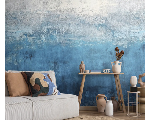 Wohnzimmer mit Sofa, Holztisch und gemusterter Tapete