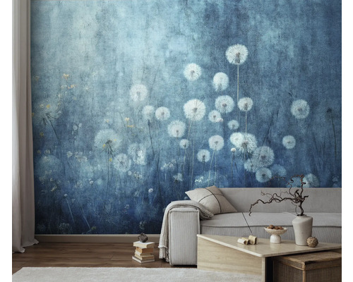 Wohnzimmer mit blauer Fototapete mit Löwenzahnmotiv