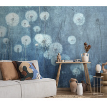 Wohnzimmer mit Tapete mit Pusteblumen-Motiv, Sofa und Dekoration