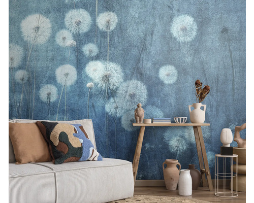 Wohnzimmer mit Tapete mit Pusteblumen-Motiv, Sofa und Dekoration