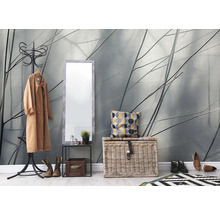 Eingangsbereich mit Garderobenständer, Spiegel und Aufbewahrungskorb vor einer Tapete mit Pflanzenmotiven.