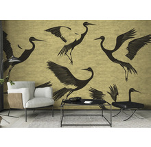 Wohnzimmer mit gemusterter Tapete, Sessel und Tisch