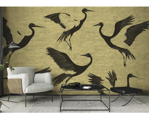 Wohnzimmer mit gemusterter Tapete, Sessel und Tisch