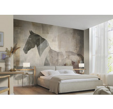 Schlafzimmer mit Bett und einer Tapete mit Pferde-Motiv.