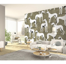 Wohnzimmer mit Sofa und Tapete mit Hundemotiv für eine helle, geräumige Atmosphäre