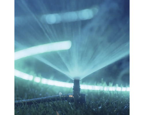 Rasenbewässerung mit Rasensprenger im Garten