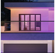 Modernes Haus mit Außenbeleuchtung und Garage.